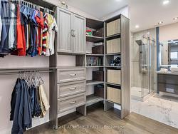 Walk-in Closet/Ensuit washroom - 