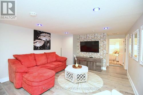 4299 Lakeshore Road, Burlington, ON - Indoor Photo Showing Living Room