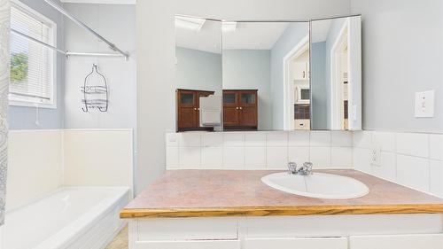 217 6Th Avenue, Cranbrook, BC - Indoor Photo Showing Bathroom