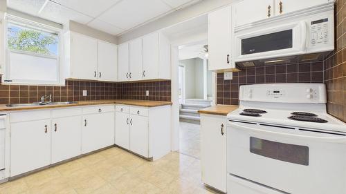 217 6Th Avenue, Cranbrook, BC - Indoor Photo Showing Kitchen With Double Sink