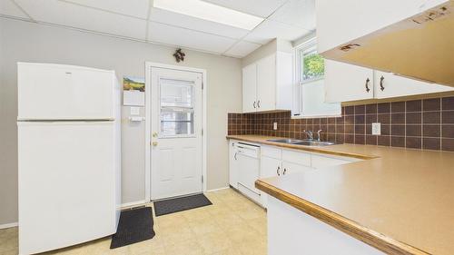 217 6Th Avenue, Cranbrook, BC - Indoor Photo Showing Kitchen With Double Sink