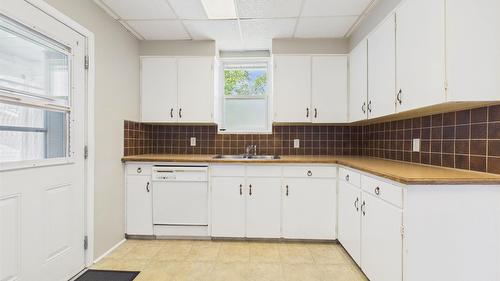 217 6Th Avenue, Cranbrook, BC - Indoor Photo Showing Kitchen With Double Sink