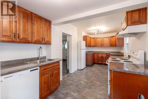 74 Melvin Ave, Thunder Bay, ON - Indoor Photo Showing Kitchen With Double Sink