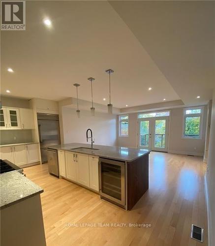 287 Kirchoffer Avenue, Ottawa, ON - Indoor Photo Showing Kitchen