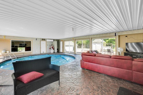 Salle familiale - 41Z Rue Richer, Saint-Hippolyte, QC - Indoor Photo Showing Other Room With In Ground Pool