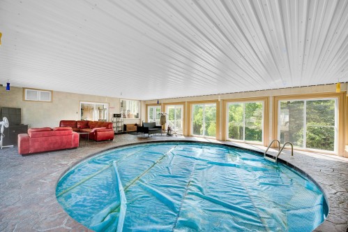 Salle familiale - 41Z Rue Richer, Saint-Hippolyte, QC - Indoor Photo Showing Other Room With In Ground Pool