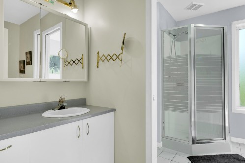 Salle de bains - 41Z Rue Richer, Saint-Hippolyte, QC - Indoor Photo Showing Bathroom