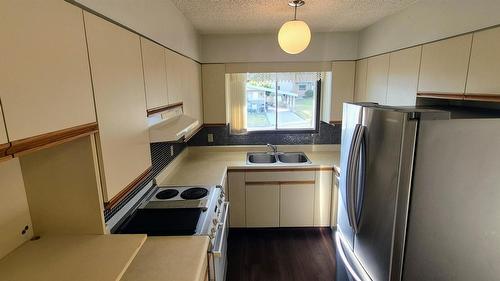705 16Th Avenue, Cranbrook, BC - Indoor Photo Showing Kitchen With Double Sink