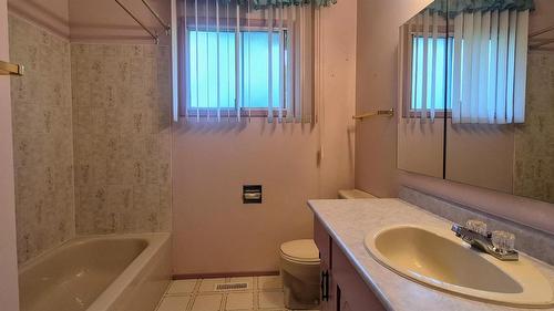 705 16Th Avenue, Cranbrook, BC - Indoor Photo Showing Bathroom