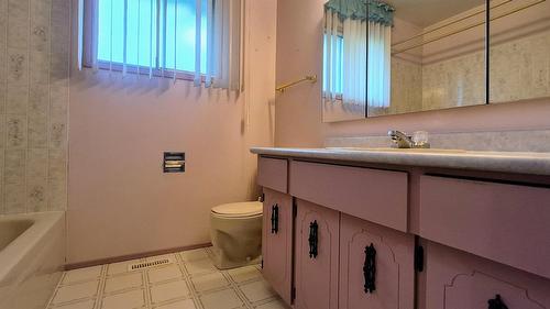 705 16Th Avenue, Cranbrook, BC - Indoor Photo Showing Bathroom