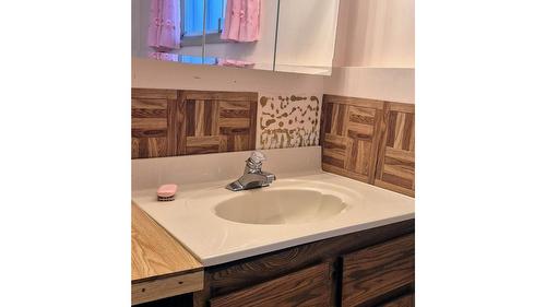 705 16Th Avenue, Cranbrook, BC - Indoor Photo Showing Bathroom