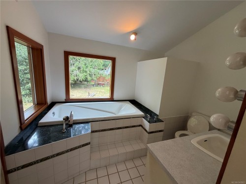 380 Parker Rd, Qualicum Beach, BC 