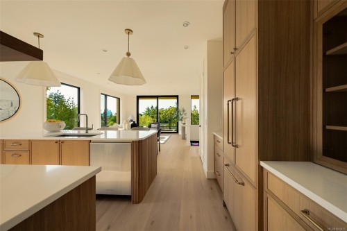 #2-3080 Oakdowne Rd, Oak Bay, BC 