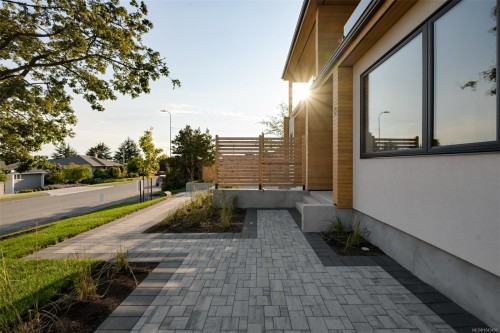#2-3080 Oakdowne Rd, Oak Bay, BC 