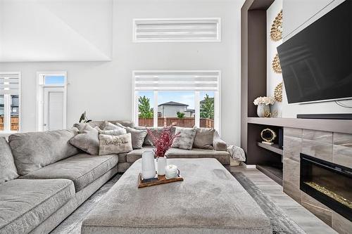 172 Kilroy St, Winnipeg, MB - Indoor Photo Showing Living Room With Fireplace