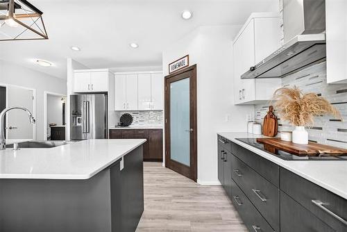 172 Kilroy St, Winnipeg, MB - Indoor Photo Showing Kitchen With Upgraded Kitchen