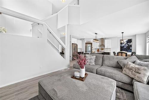 172 Kilroy St, Winnipeg, MB - Indoor Photo Showing Living Room