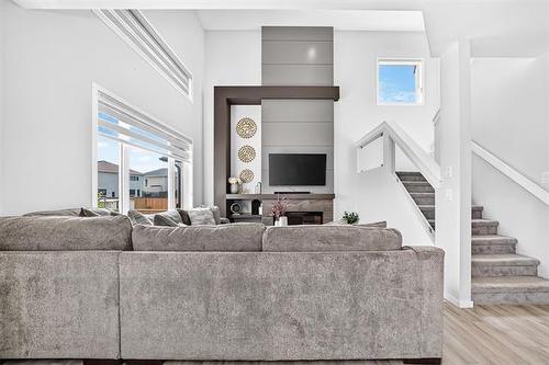 172 Kilroy St, Winnipeg, MB - Indoor Photo Showing Living Room