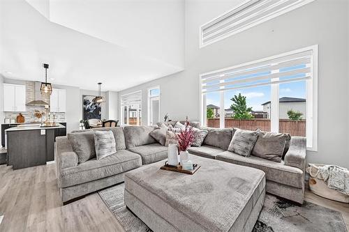 172 Kilroy St, Winnipeg, MB - Indoor Photo Showing Living Room