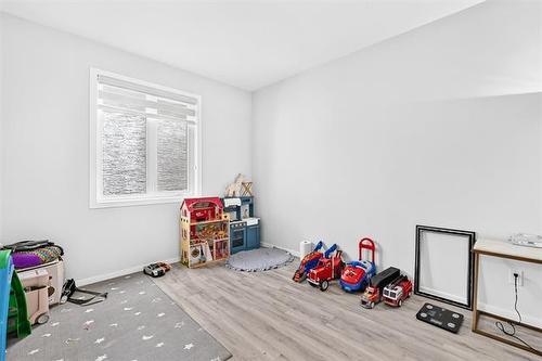 172 Kilroy St, Winnipeg, MB - Indoor Photo Showing Other Room