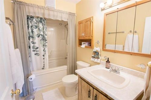 129 Mcintosh St, Lac Du Bonnet, MB - Indoor Photo Showing Bathroom