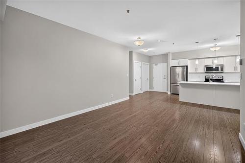 303-25 Van Hull Way, Winnipeg, MB - Indoor Photo Showing Kitchen