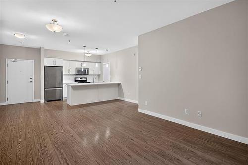 303-25 Van Hull Way, Winnipeg, MB - Indoor Photo Showing Kitchen