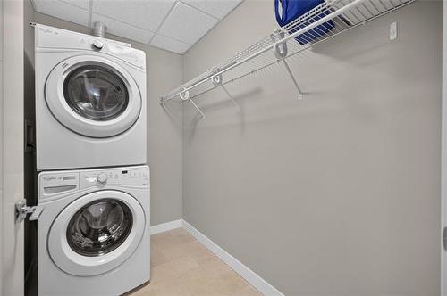 303-25 Van Hull Way, Winnipeg, MB - Indoor Photo Showing Laundry Room