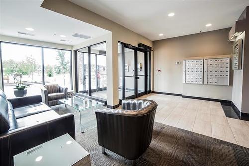 303-25 Van Hull Way, Winnipeg, MB - Indoor Photo Showing Other Room