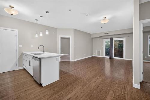 303-25 Van Hull Way, Winnipeg, MB - Indoor Photo Showing Kitchen