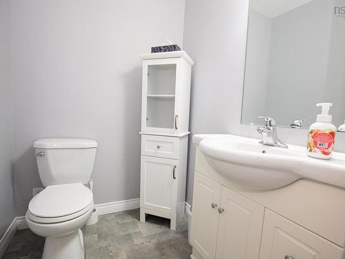 8 Allison Avenue, Amherst, NS - Indoor Photo Showing Bathroom