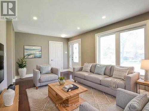 15 Pioneer Drive, Mississauga, ON - Indoor Photo Showing Living Room