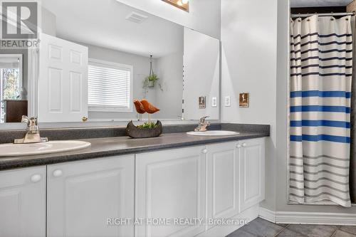 5956 Rayshaw Crescent, Mississauga, ON - Indoor Photo Showing Bathroom