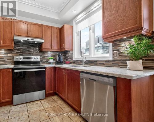 5956 Rayshaw Crescent, Mississauga, ON - Indoor Photo Showing Kitchen