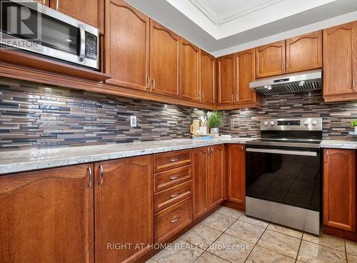 5956 Rayshaw Crescent, Mississauga, ON - Indoor Photo Showing Kitchen