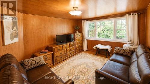 640 Tiny Beaches Road N, Tiny, ON - Indoor Photo Showing Living Room
