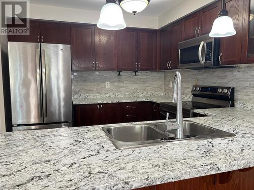 39 Golden Iris Crescent, Hamilton, ON - Indoor Photo Showing Kitchen With Double Sink With Upgraded Kitchen