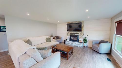 904 9Th Street, Cranbrook, BC - Indoor Photo Showing Living Room With Fireplace