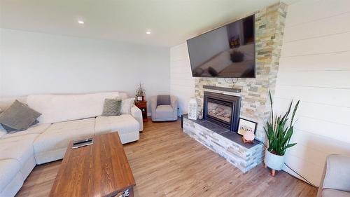 904 9Th Street, Cranbrook, BC - Indoor Photo Showing Living Room With Fireplace