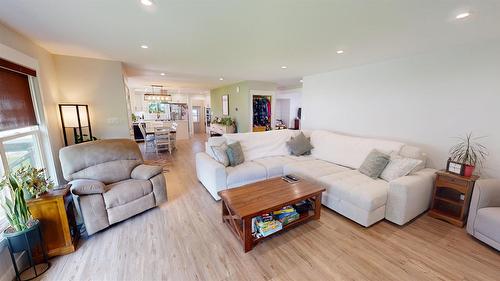 904 9Th Street, Cranbrook, BC - Indoor Photo Showing Living Room