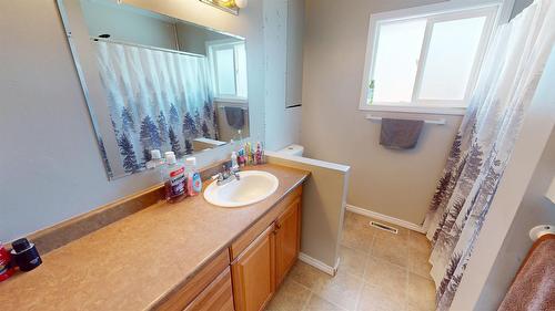 904 9Th Street, Cranbrook, BC - Indoor Photo Showing Bathroom