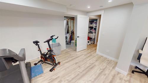 904 9Th Street, Cranbrook, BC - Indoor Photo Showing Gym Room
