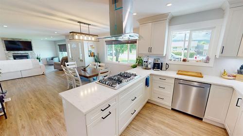 904 9Th Street, Cranbrook, BC - Indoor Photo Showing Kitchen