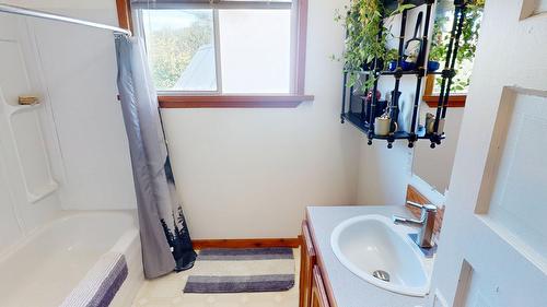 390 Leadenhall Street, Kimberley, BC - Indoor Photo Showing Bathroom