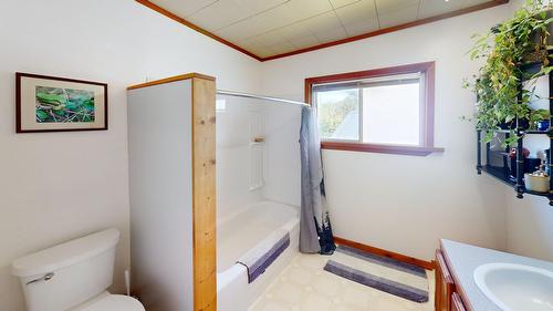 390 Leadenhall Street, Kimberley, BC - Indoor Photo Showing Bathroom