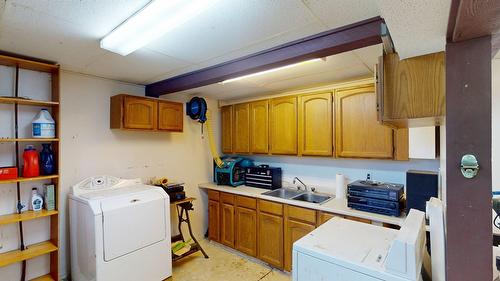 390 Leadenhall Street, Kimberley, BC - Indoor Photo Showing Laundry Room