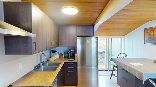 390 Leadenhall Street, Kimberley, BC - Indoor Photo Showing Kitchen With Double Sink