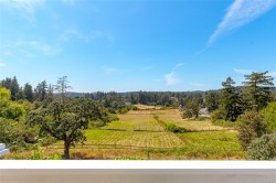 4014 Holland Ave Saanich, BC V8Z 5K1