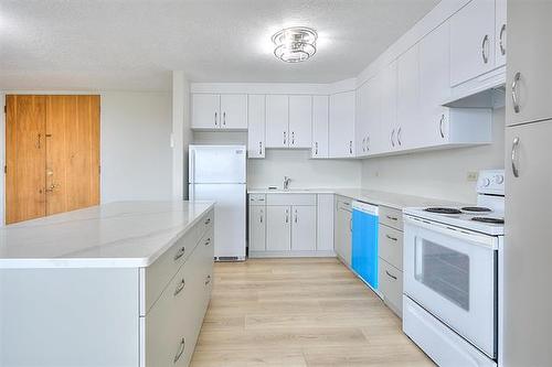 601-1305 Grant Ave, Winnipeg, MB - Indoor Photo Showing Kitchen