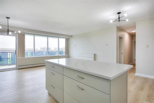 601-1305 Grant Ave, Winnipeg, MB - Indoor Photo Showing Kitchen